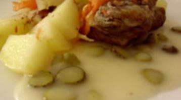 Photo recette Pommes de terre et viandes au four avec sauce aux cornichons